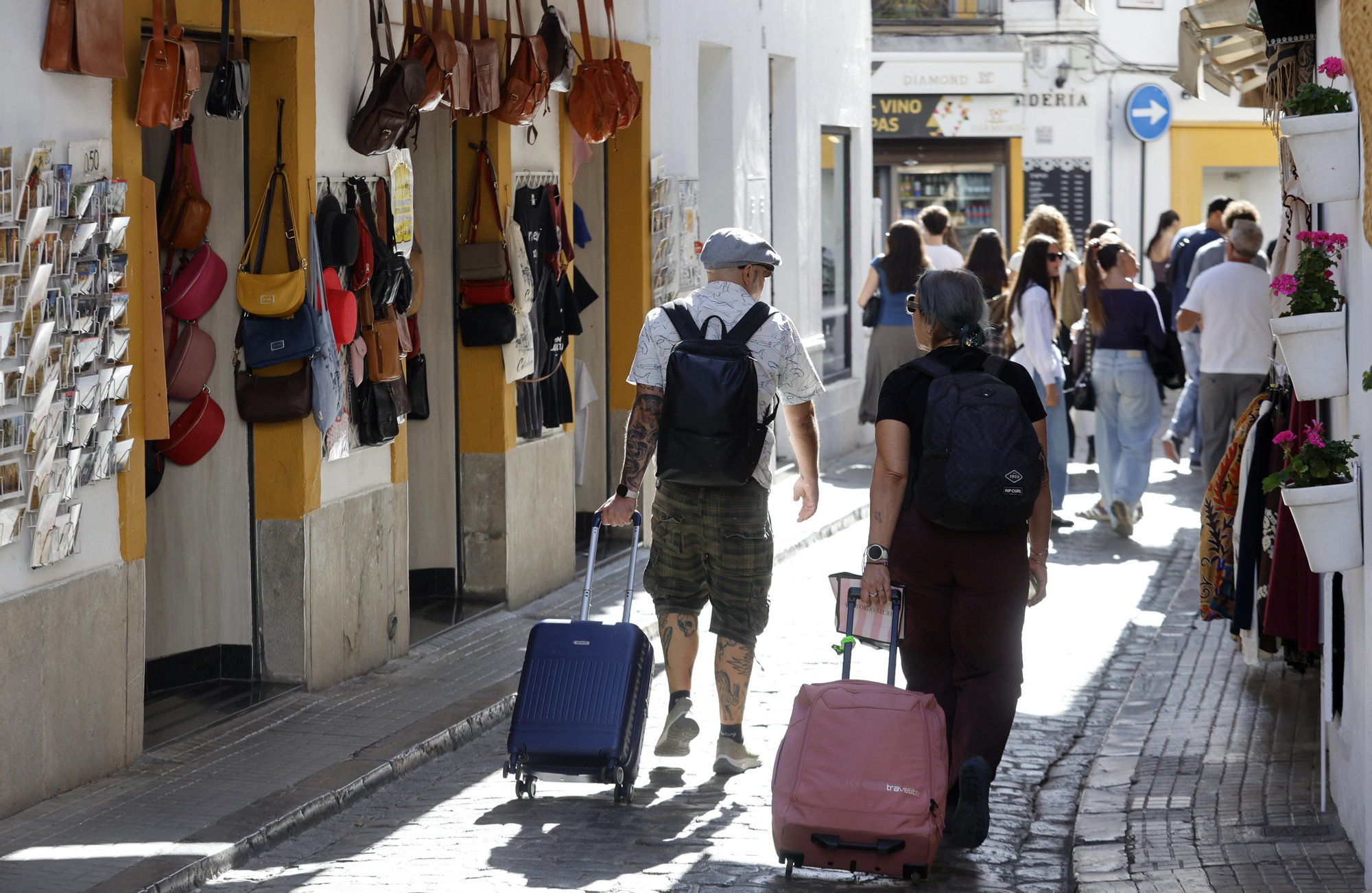 Turistas en el puente de los Santos en Córdoba sin trenes con Madrid