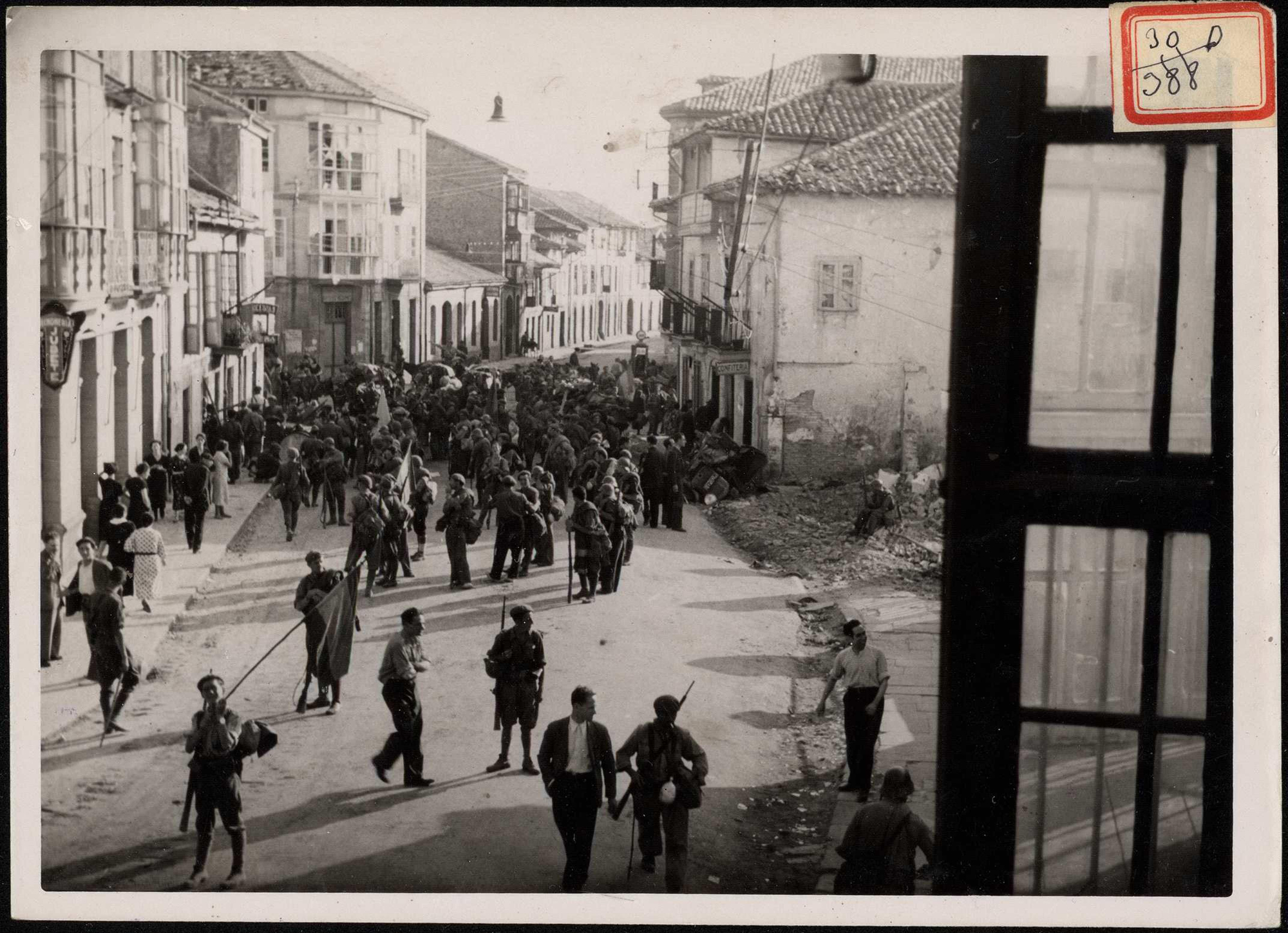 "Otra calle de Torrelavega con casas voladas por los rojos en su huida". 24 de agosto de 1937.