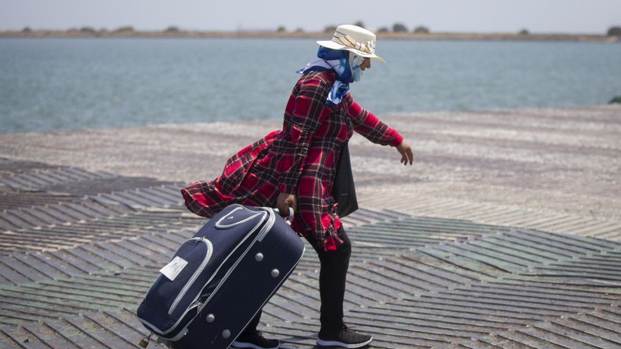 Una de las temporeras marroquí embarca  desde el Muelle Sur del Puerto de Huelva rumbo a Marruecos. En Huelva (Andalucía, España), a 18 de julio de 2020.