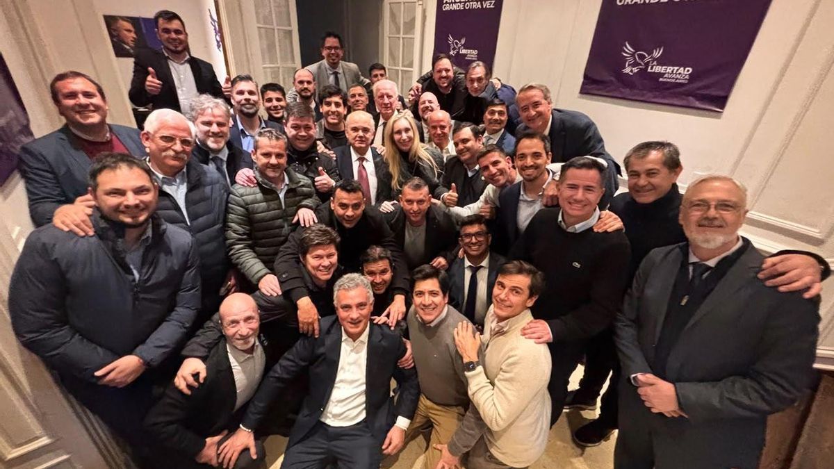 Karina Milei junto al bloque de diputados de La Libertad Avanza.