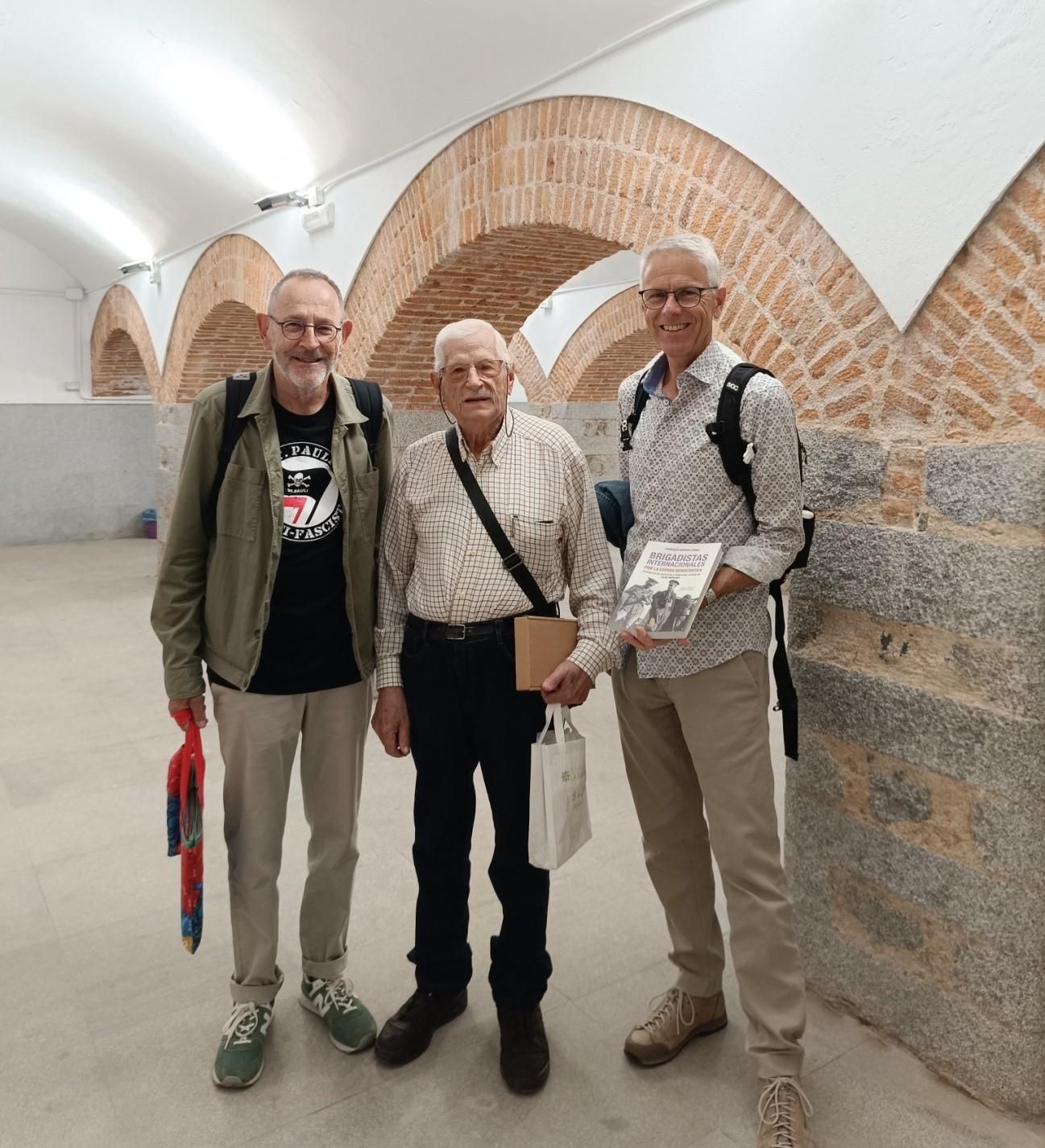 De izquierda a derecha, Alfred Saam-Campi, el autor y Josef Brágger, en el refugio antiaéreo de Villanueva de Córdoba.