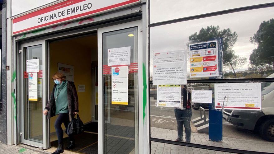 Una mujer sale de una oficina de empleo,