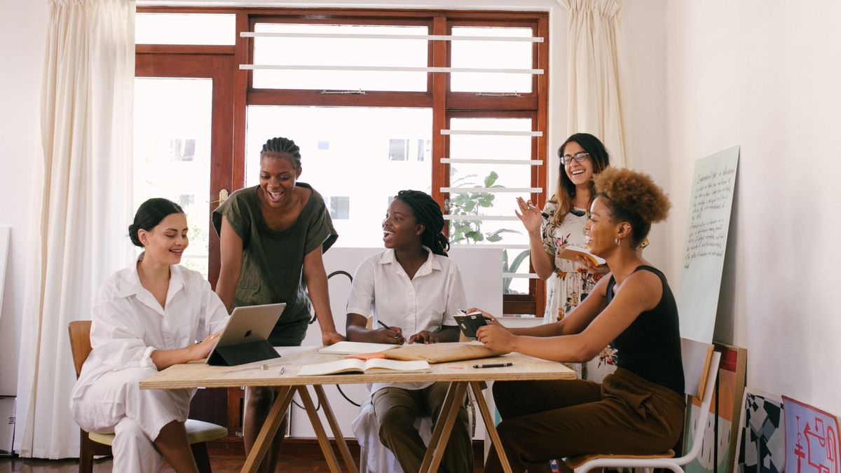 Un grupo de mujeres trabajando.