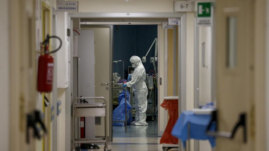 Un trabajador médico con un traje protector en una unidad de cuidados intensivos para pacientes con coronavirus en el Hospital San Filippo Neri de Roma.