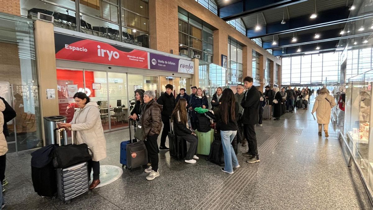 Interior de la estación Julio Anguita de Córdoba este lunes