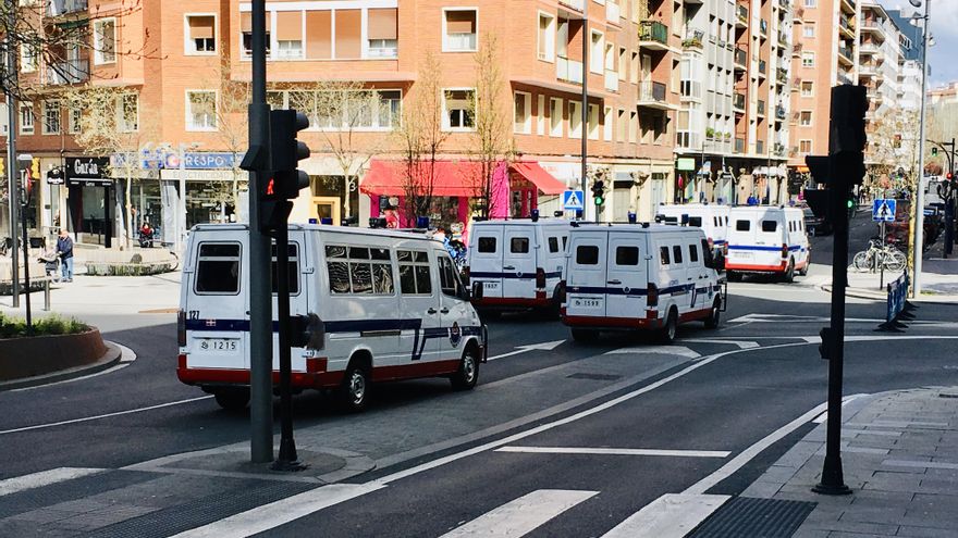 Furgonetas antidisturbios de la Ertzaintza en un operativo en Vitoria