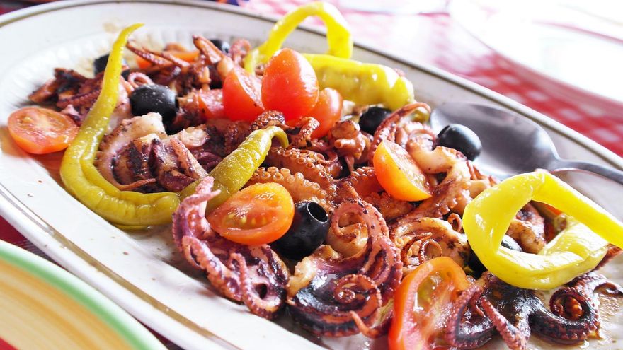 En vinagreta, con miel y mostaza o en brocheta: tres ensaladas sabrosas y saludables con pulpo