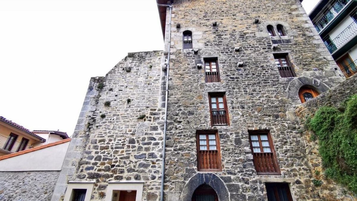 Construida en el siglo XV, esta torre fue de los pocos edificios que se salvaron en este pintoresco pueblo marinero en el incendio de 1794