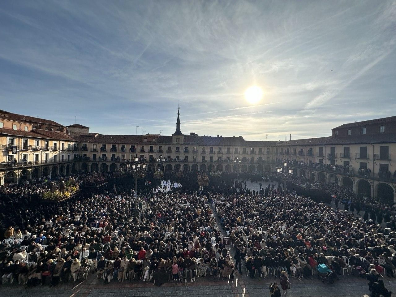 El Encuentro de León recupera la tradición ante los pasos en la Plaza Mayor, en imágenes