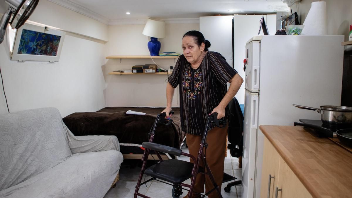 Tiene movilidad reducida y la crisis de vivienda la empuja a residir en un trastero prestado en un quinto sin ascensor
