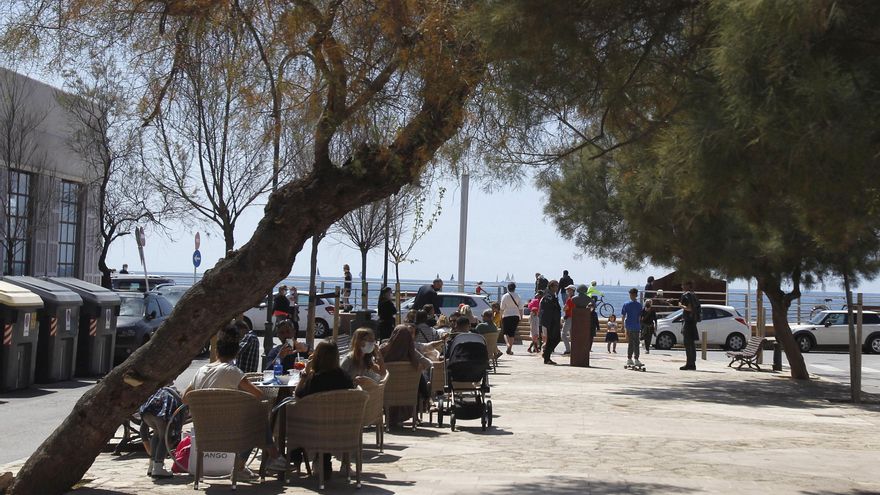 Archivo - Varias personas en la terraza de un bar.