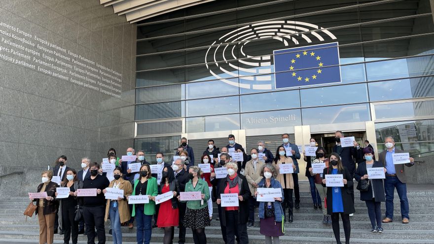 Socialistas, verdes y La Izquierda se concentran en el Parlamento Europeo contra las amenazas, el 27 de abril de 2021.