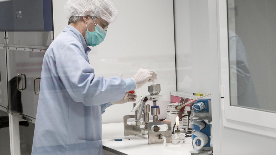 Un hombre trabaja en el edificio del Control de Calidad del Laboratorio del Centro Militar de Farmacia de la Defensa en la base logística de San Pedro, en Colmenar Viejo/Madrid (España) a 16 de abril de 2020.