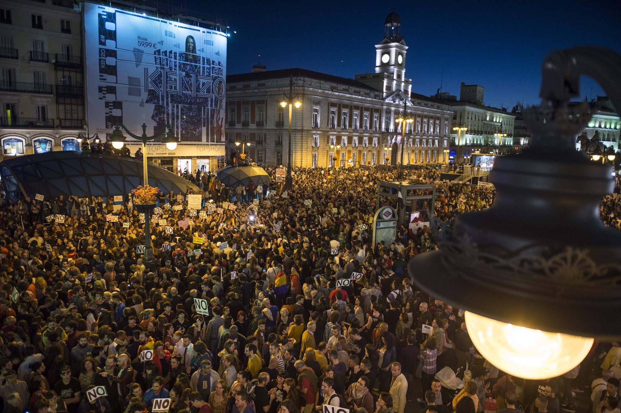 Miles de personas se agolpan en la Puerta del Sol, tras recorrer el itinerario previsto para la manifestación