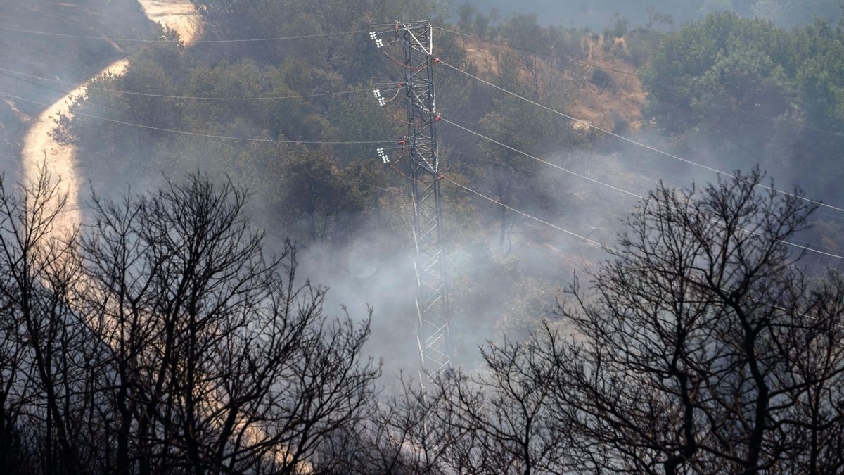 Vista del incendio en el Alto del Acebo, ayer, miércoles