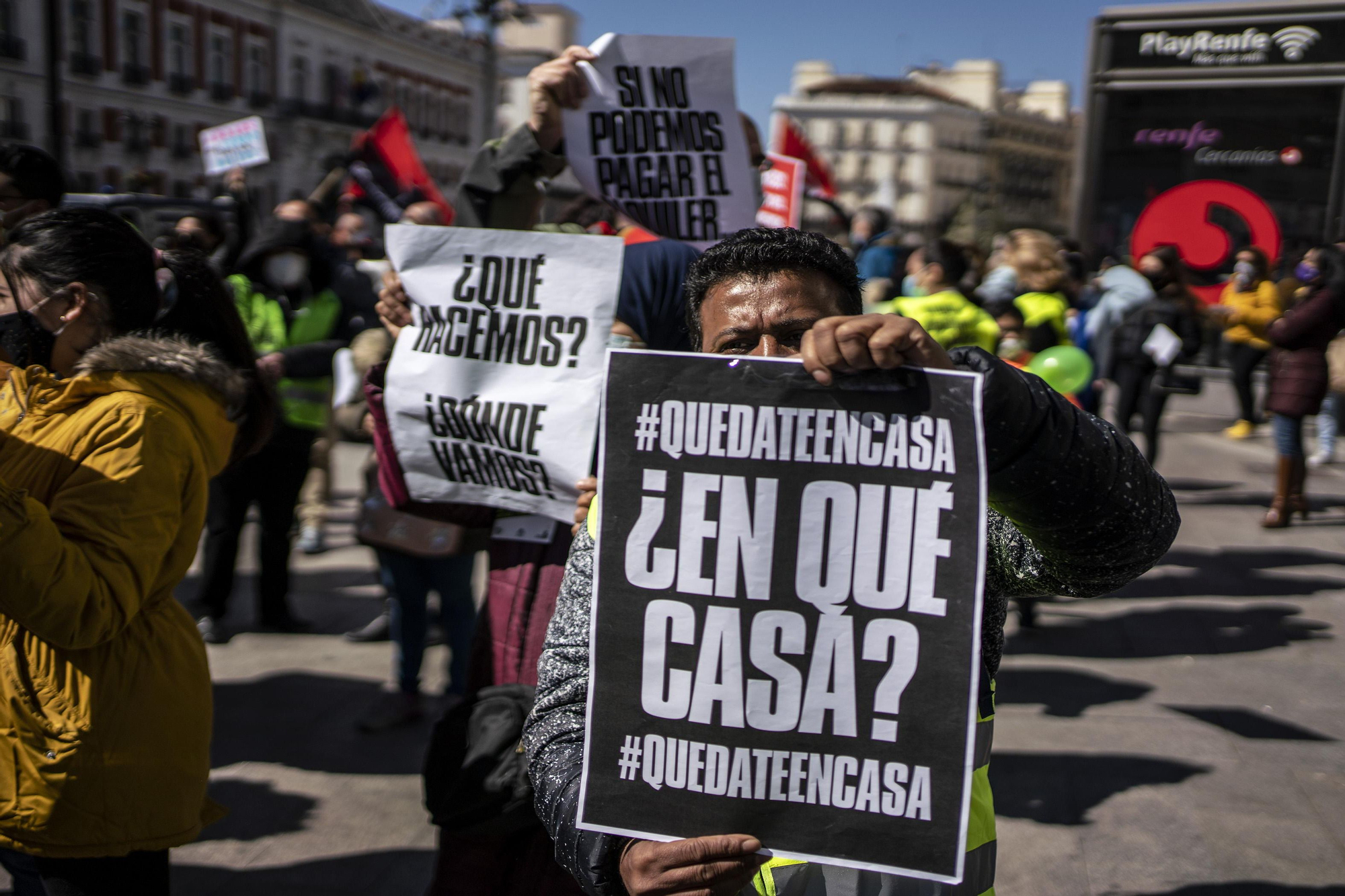 En la manifestación se denunció también la situación vivida durante el confinamiento para aquellas personas que no tenían un hogar en el que refugiarse o tenían que confinarse en condiciones insalubres.