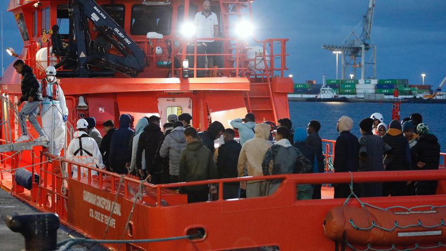 Salvamento rescata 2 nuevas embarcaciones en Lanzarote con un centenar de personas a bordo