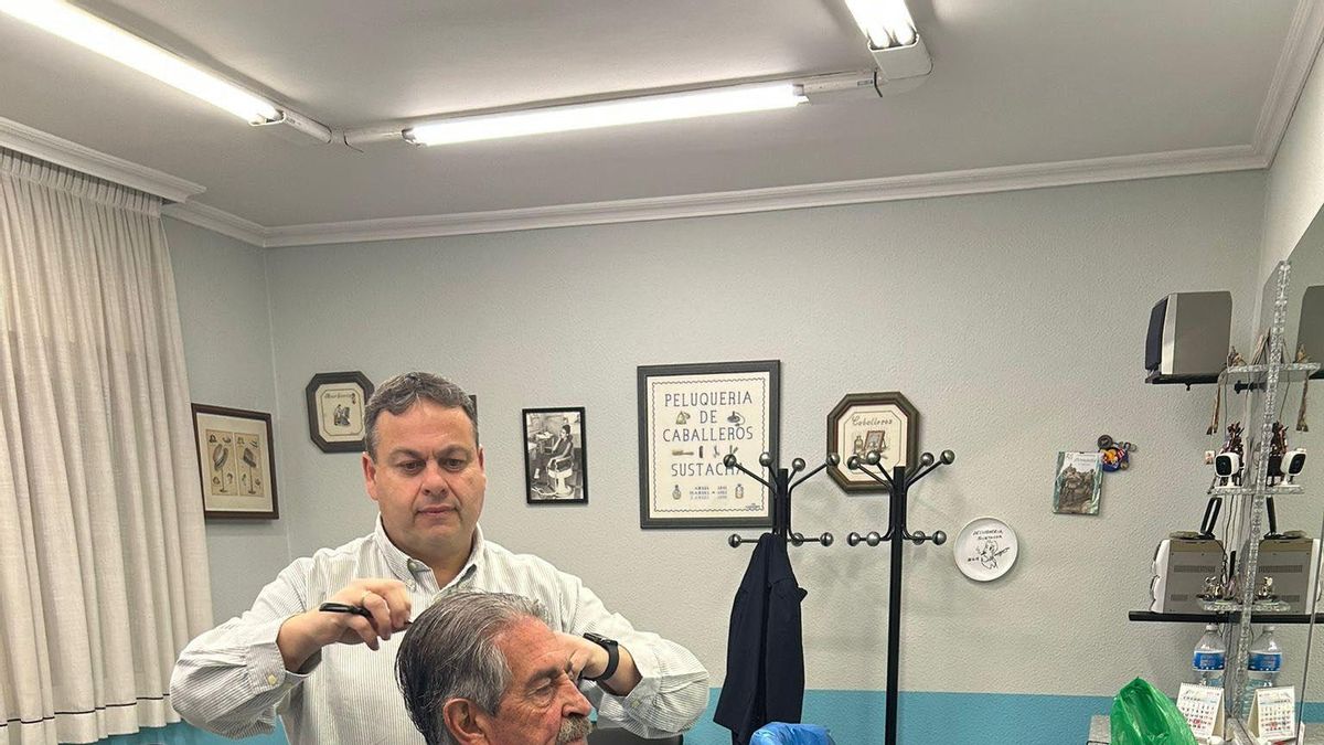 Revilla cortándose el pelo el día de su cumpleaños.