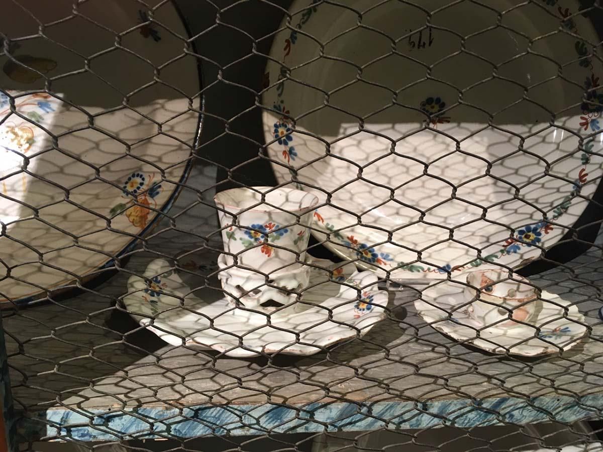 Jícara y mancerina salvajes enjauladas en el Museo de Artes Decorativas de Madrid