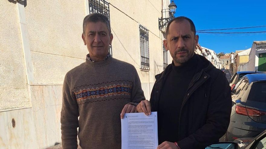 El portavoz de IU en Peñarroya denuncia que han atacado su coche por la moción de censura