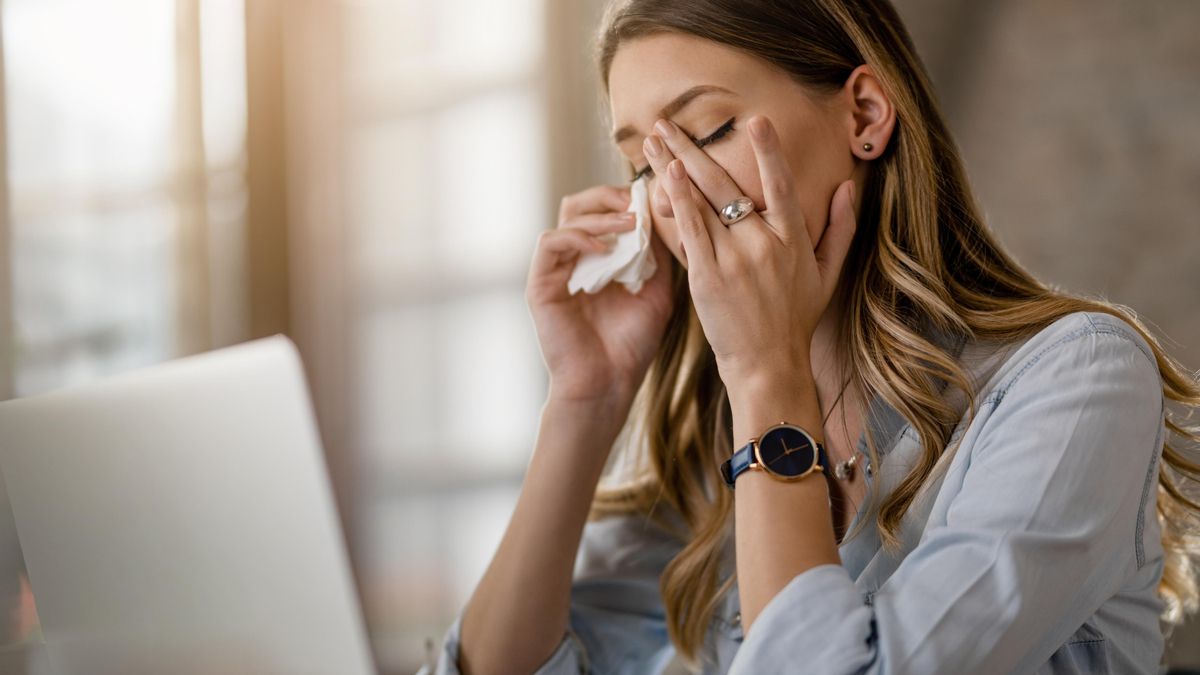 Cómo evitar los resfriados en verano, según una doctora: "La principal causa es el uso inadecuado del aire acondicionado"