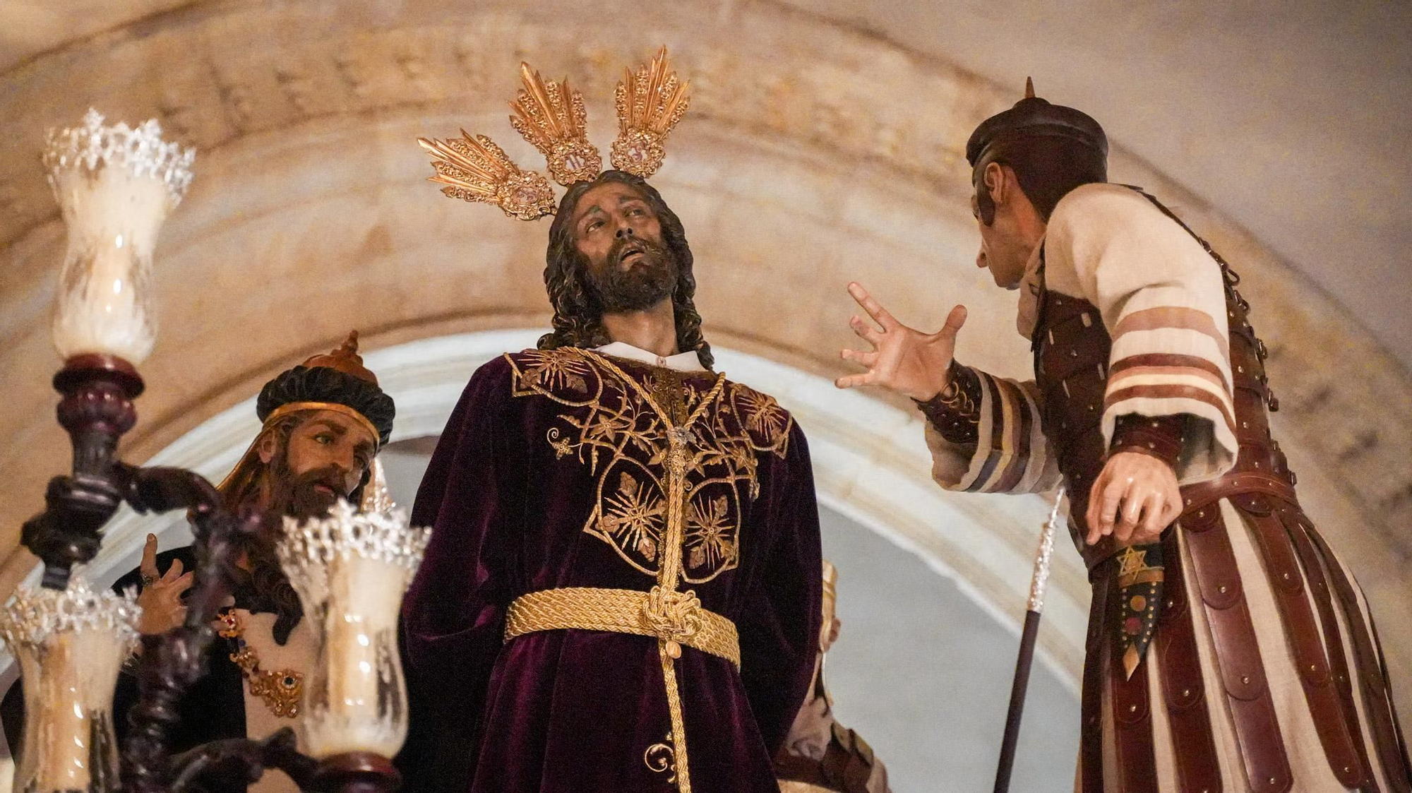 Turistas visitan la Mezquita-Catedral, donde se exponen los pasos que participaron en el Vía Crucis Magno.