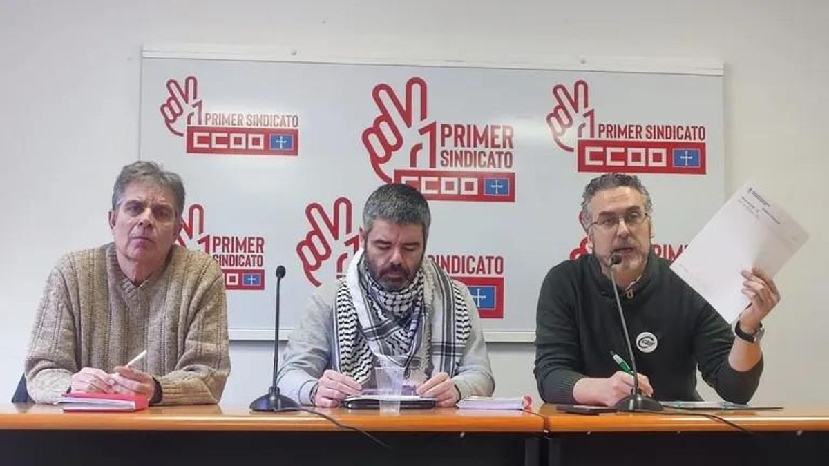 De izquierda a derecha Cristóbal Puente, Borja Llorente y Jorge Caro, representantes sindicales de enseñanza en Asturias en una rueda de prensa.