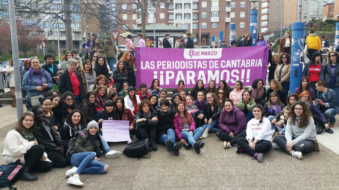 Las periodistas cántabras se han manifestado durante la huelga feminista. | LARO GARCÍA