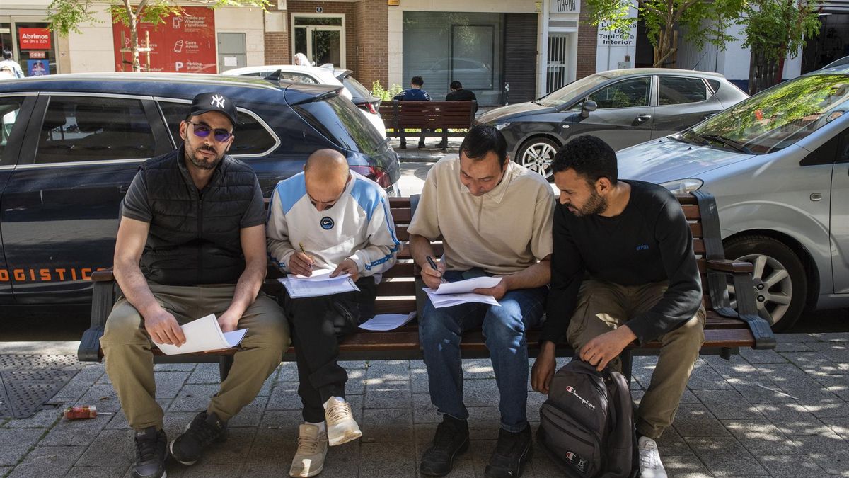 Cientos de migrantes piden su regularización en Castilla-La Mancha: así les ayudan las entidades sociales