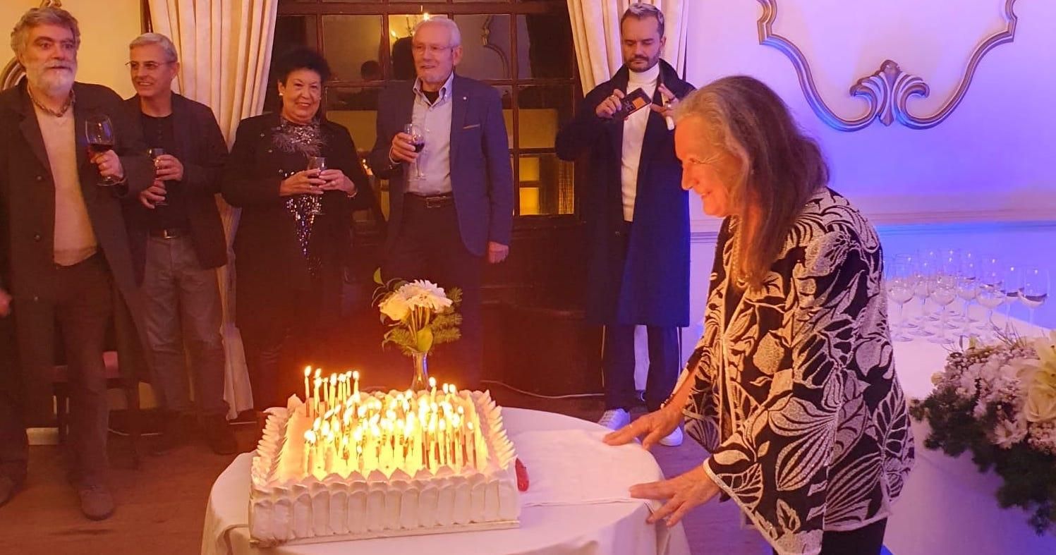 Elsa López en el momento de proceder a apagar las velas de la tarta.
