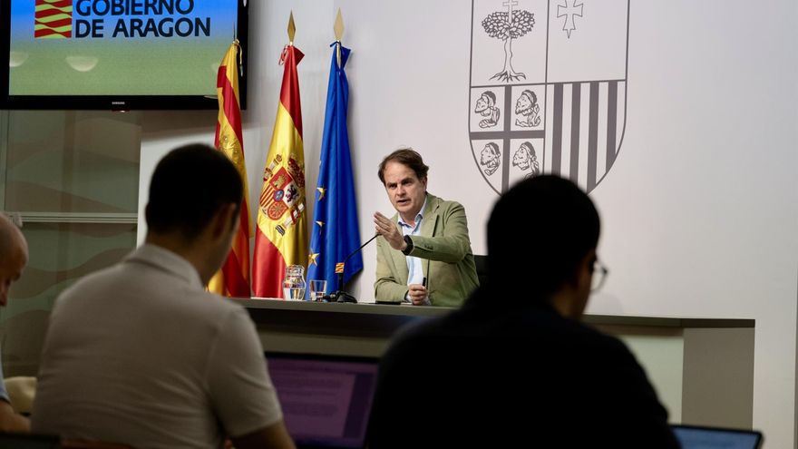El consejero de Hacienda del Gobierno de Aragón firma la Orden de elaboración de los presupuestos autonómicos de 2026
