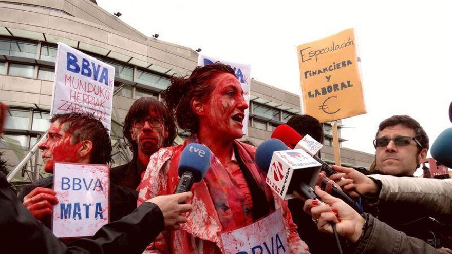 Activistas en el acto de denuncia en el exterior de la Junta General de Accionistas del BBVA.