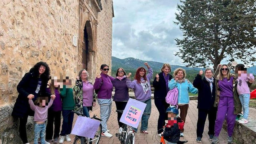 En los pueblos pequeños también hay 8M: varias generaciones de mujeres bailan por la igualdad en Alcantud