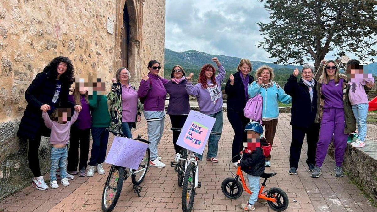 En los pueblos pequeños también hay 8M: varias generaciones de mujeres bailan por la igualdad en Alcantud