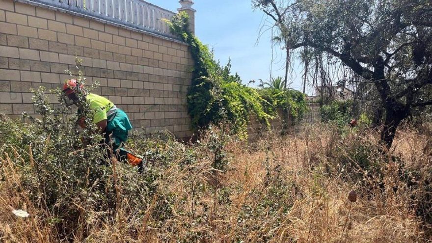El contrato para desbrozar cunetas y taludes en Córdoba se retrasa en plena alerta por incendios