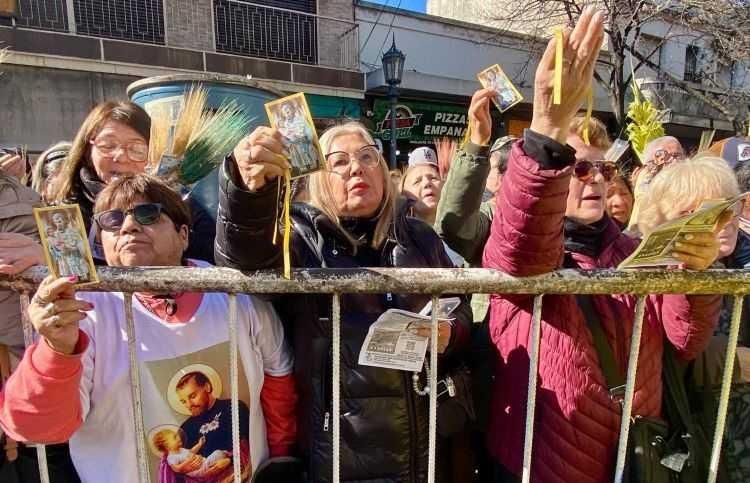Varias mujeres rezan en Liniers en el Día de San Cayetano, el patrono de los trabajadores.