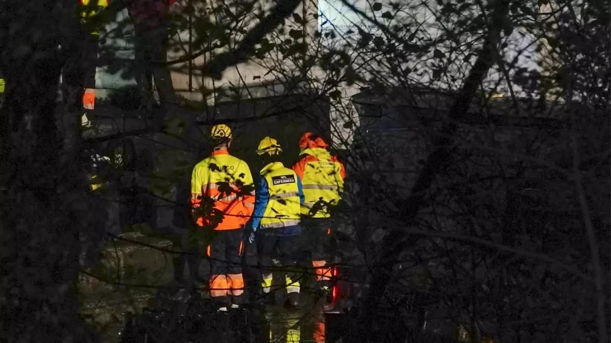 Bomberos en la bocamina de Vega de Rengos, el día del accidente en el que murieron los mineros Óscar y Anilson.