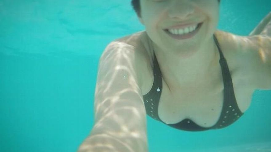 Selfie bajo el agua en una piscina.