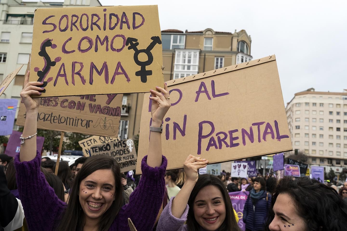 Manifestación feminista por el 8M en Santander. | JOAQUÍN GÓMEZ SASTRE