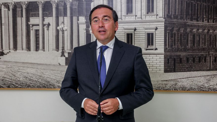 El ministro de Asuntos Exteriores, Unión Europea y Cooperación en funciones, José Manuel Albares, ofrece declaraciones tras presentar sus credenciales en el Congreso de los Diputados, a 14 de agosto de 2023, en Madrid (España).