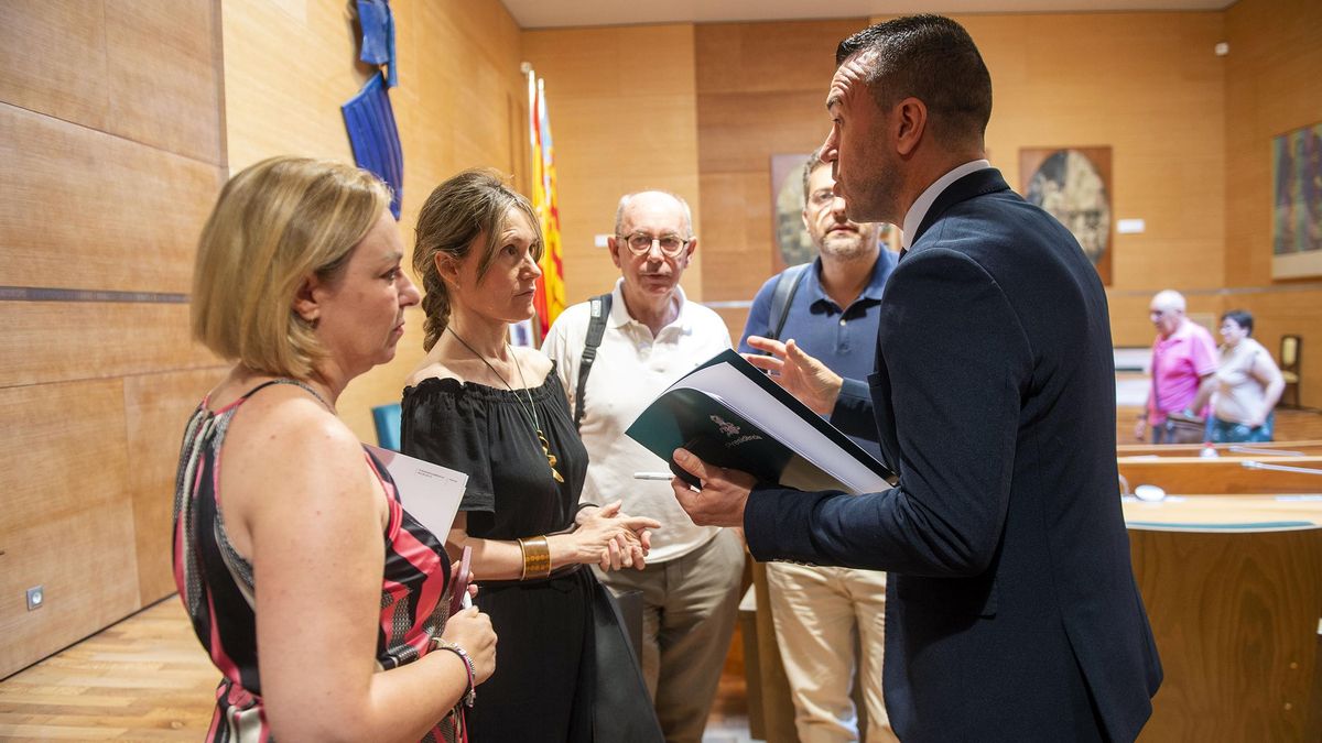 Natàlia Enguix y Vicente Mompó conversan con las víctimas este martes.
