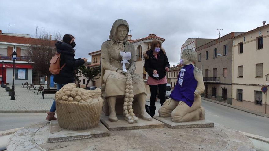 Acción en las estatuas de Las Pedroñeras