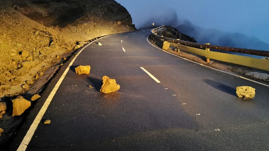 Piedras en la carretera al Roque de Los Muchachos, este viernes, que fueron retiradas por operarios del Cabildo.