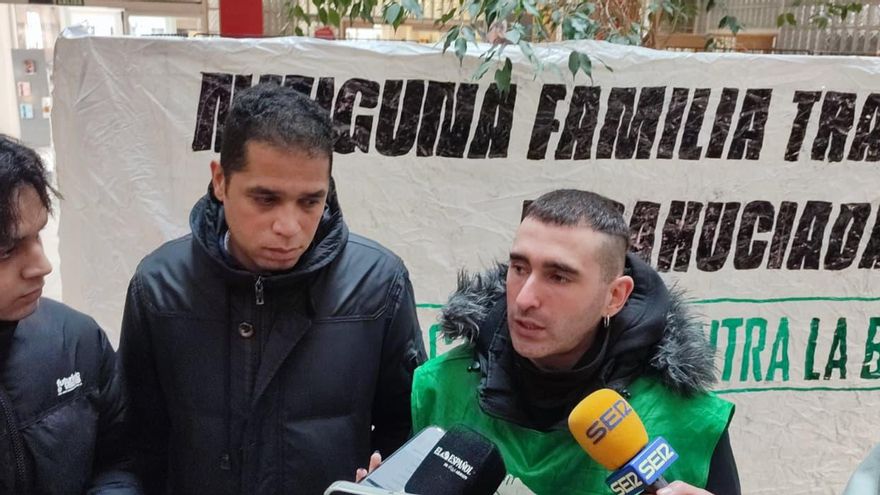 Hamza junto a Carlos, miembro de la PAH, atendiendo a los medios de comunicación en el Centro Cívico Torrero