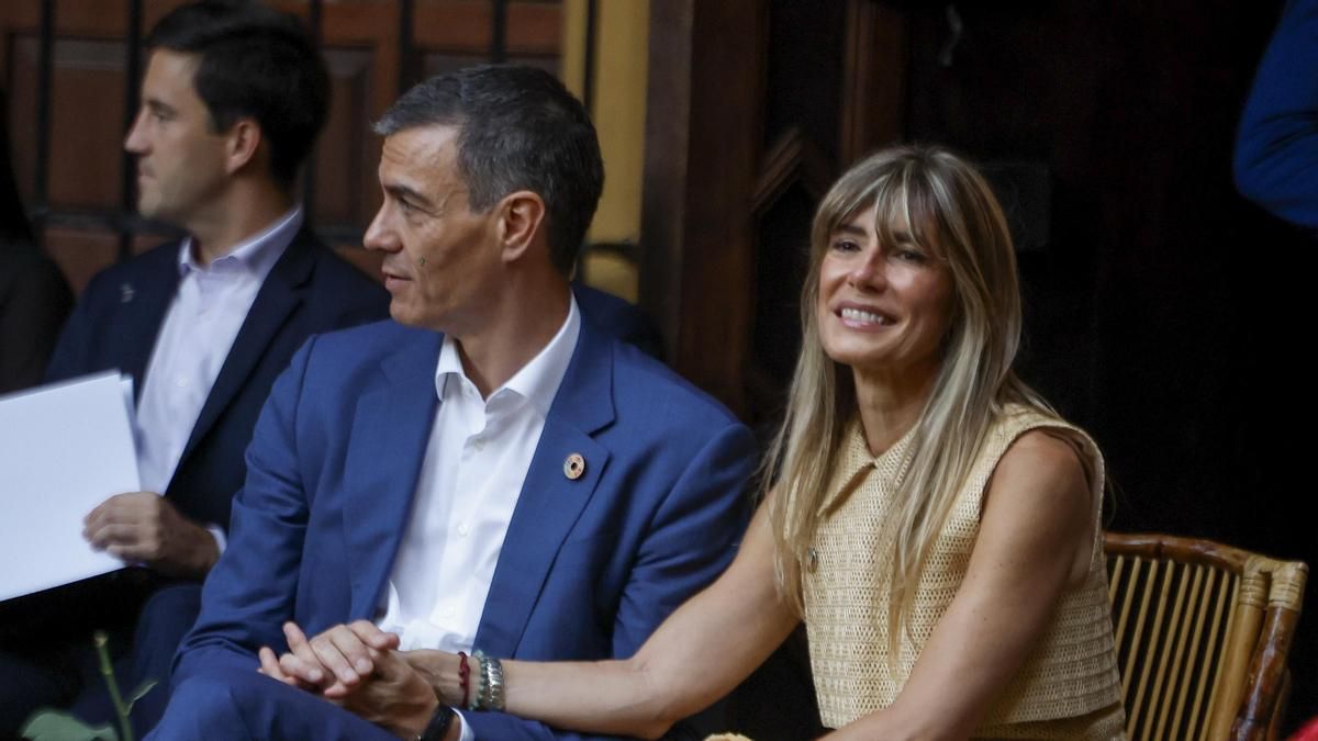 Imagen de archivo del presidente del Gobierno español, Pedro Sánchez y su mujer, Begoña Gómez. EFE/ JuanJo Martín