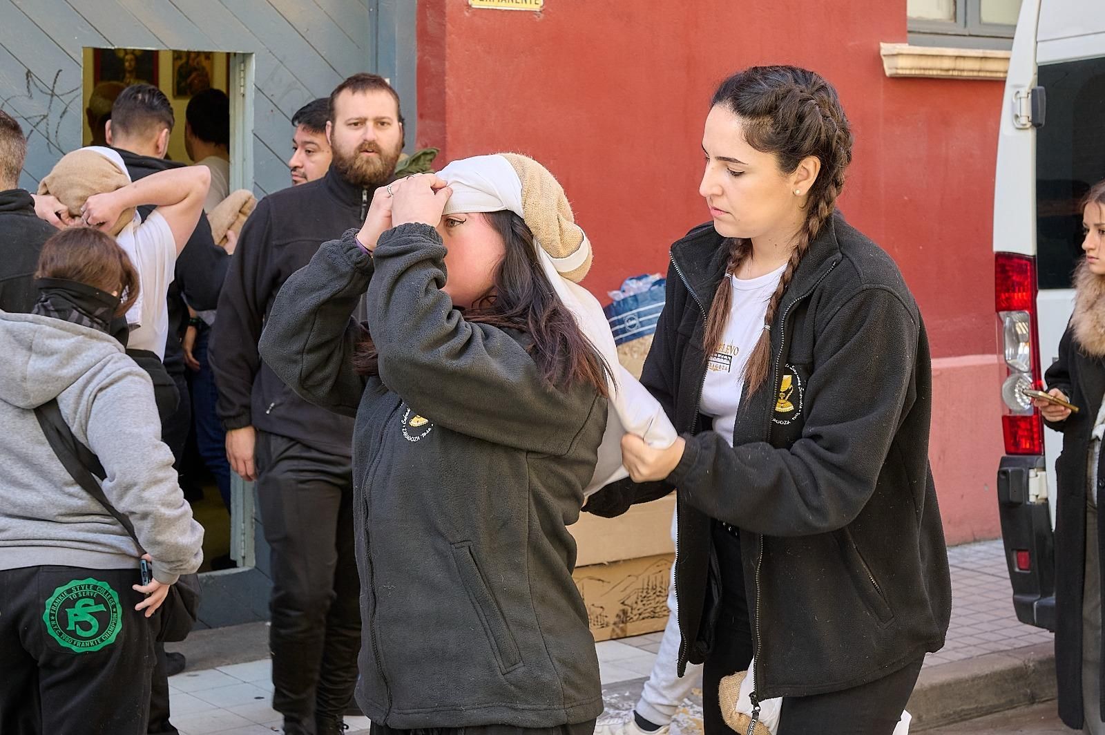 Una costalera "haciéndole la ropa" a otra en una cuadrilla mixta