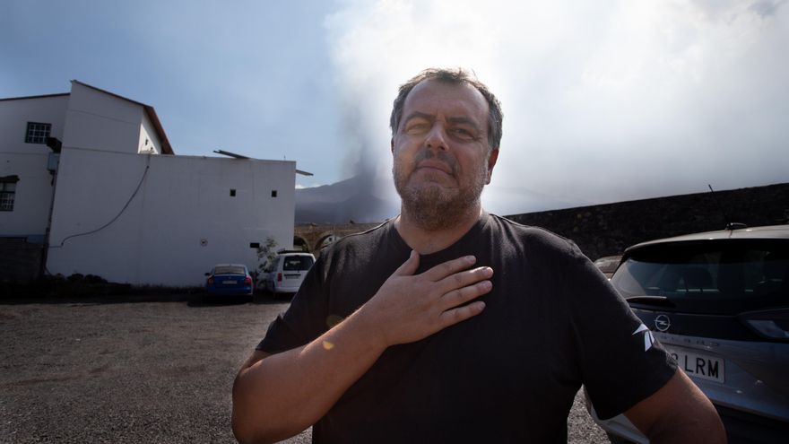 Un vecino del barrio de La Laguna el pasado 9 de octubre en un descampado