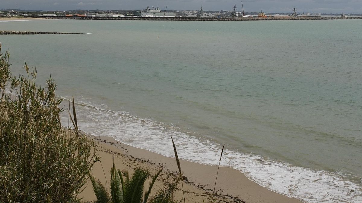 La playa con la base naval de Rota como telón de fondo.