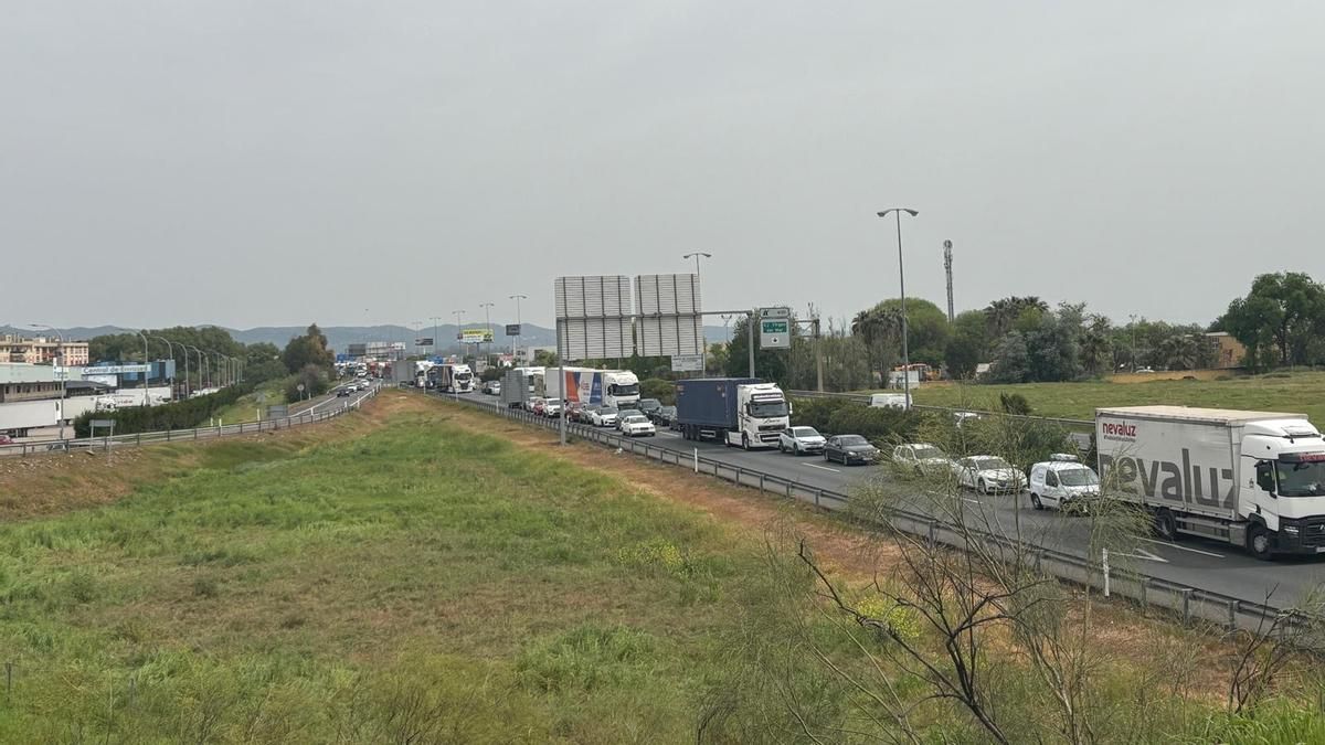 Retenciones en la autovía A-4 a su paso por Córdoba.