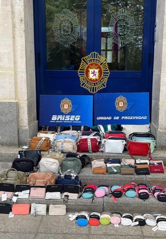 El material falso de Bimba y Lola decomisado por la Policía Local en el Rastro de León.